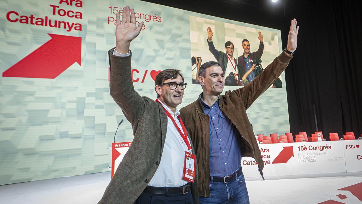 Salvador Illa, tras su proclamación como candidato del PSC, junto al presidente del Gobierno, Pedro Sánchez, el pasado mes de marzo.