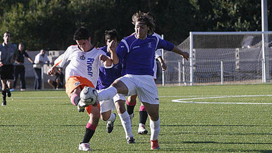 Un jugador del Insycal San Gregorio pugna por el balón con un rival.