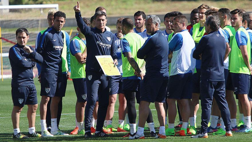 El técnico madrileño se ha mostrado muy cercano a los jugadores e incisivo en sus explicaciones hacia ellos.