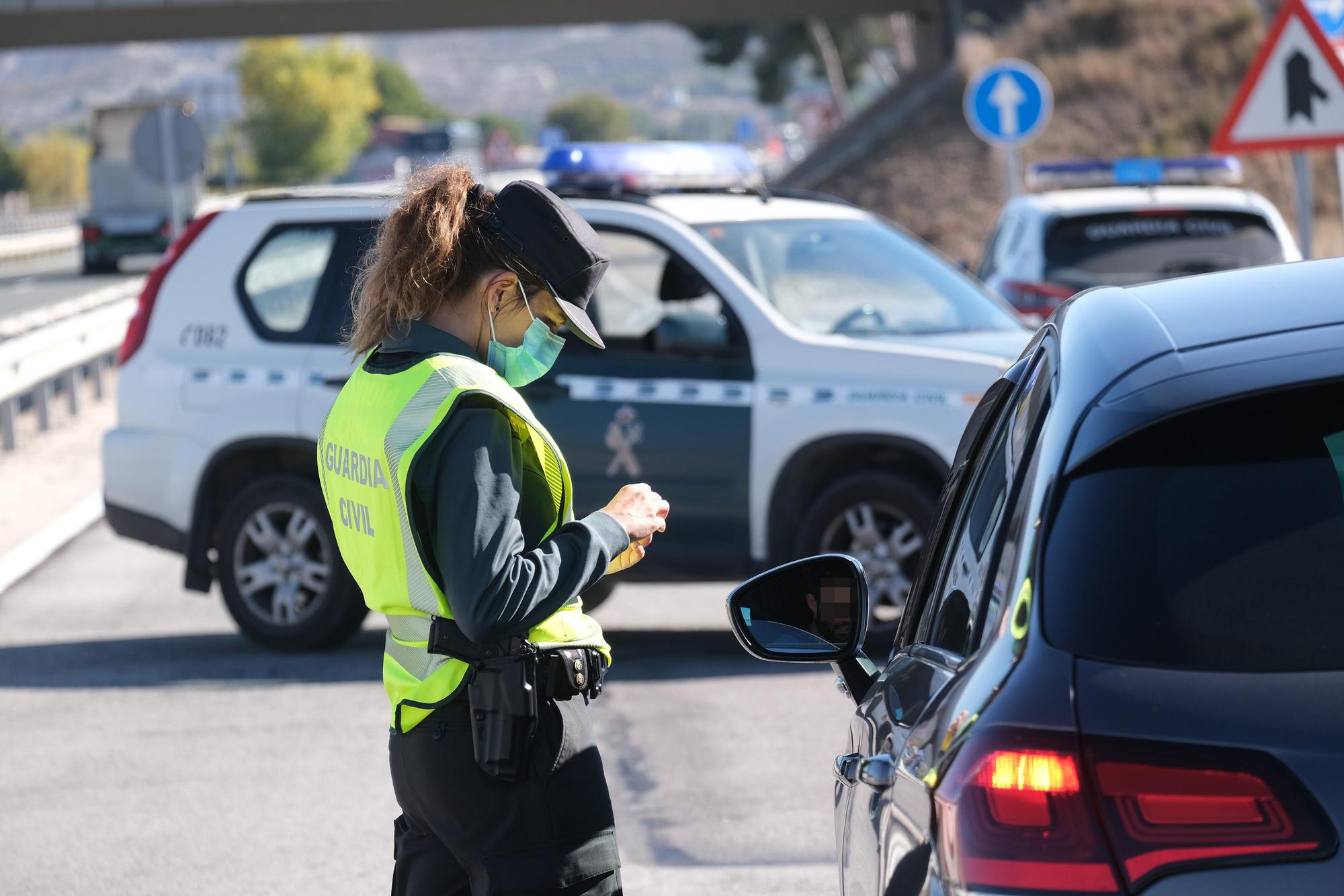 Controles en la autovía tras el cierre perimetral de la Comunidad Valenciana