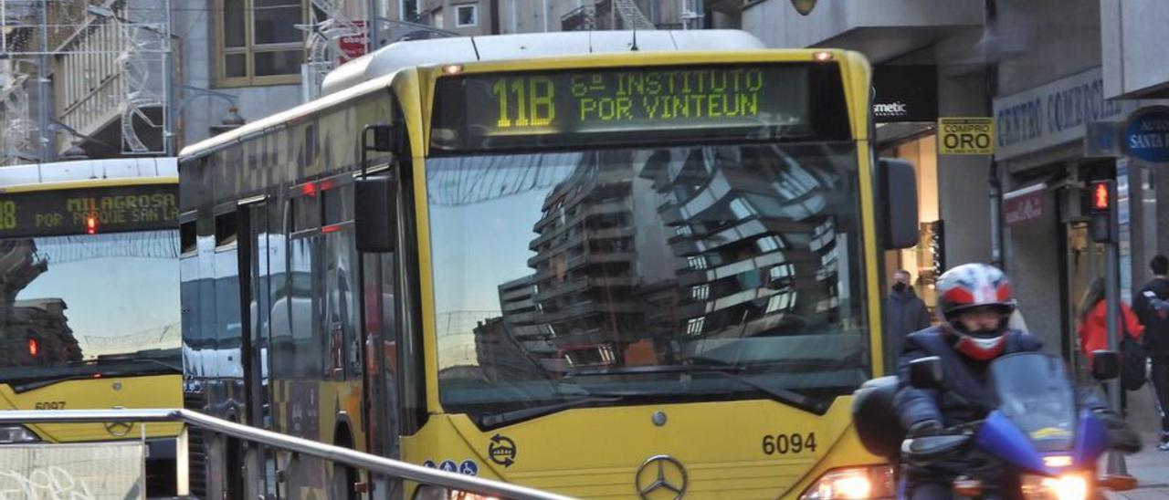 Uno de los buses del servicio urbano actual.  | // FERNANDO CASANOVA