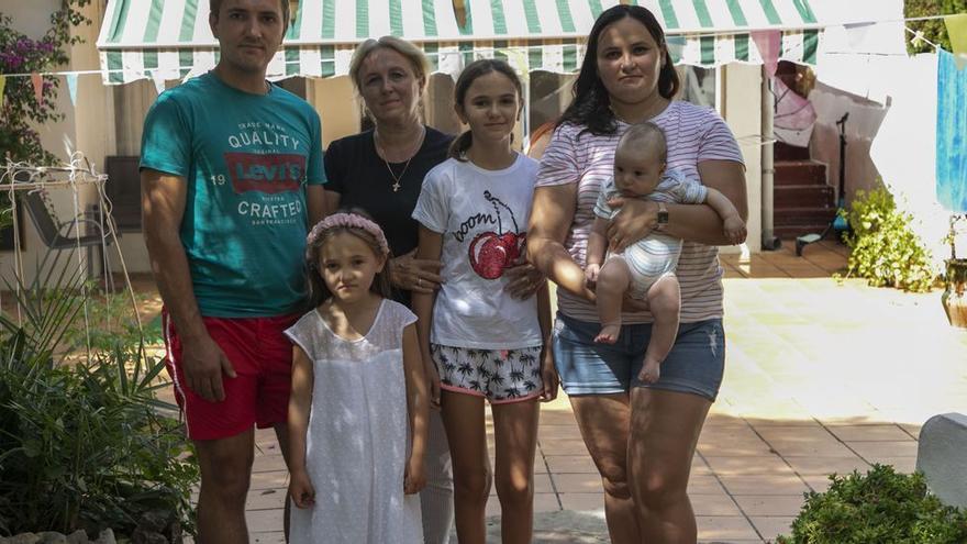 Sergio con su familia en el chalet de la Cañada donde viven. /  MIGUEL ANGEL MONTESINOS