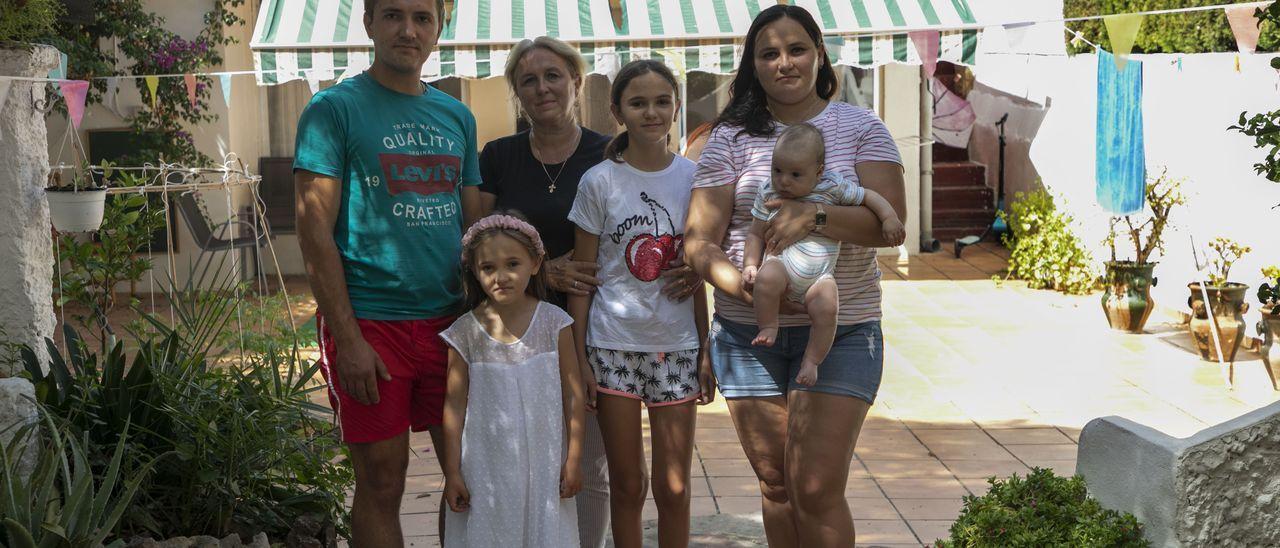 Sergio con su familia en el chalet de la Cañada donde viven. /  MIGUEL ANGEL MONTESINOS