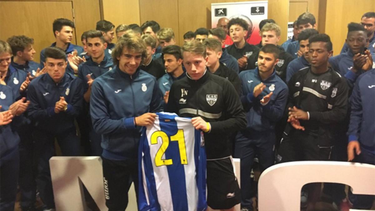 El capitán del Juvenil del Espanyol entregó una camiseta de Jarque al del KAS Eupen