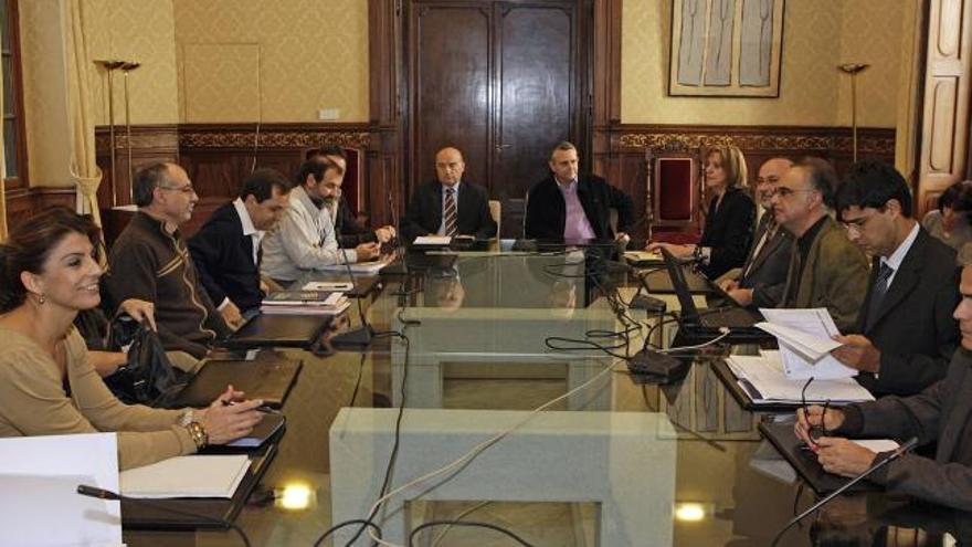 Los consellers y los representantes del profesorado se reunieron ayer al mediodía.