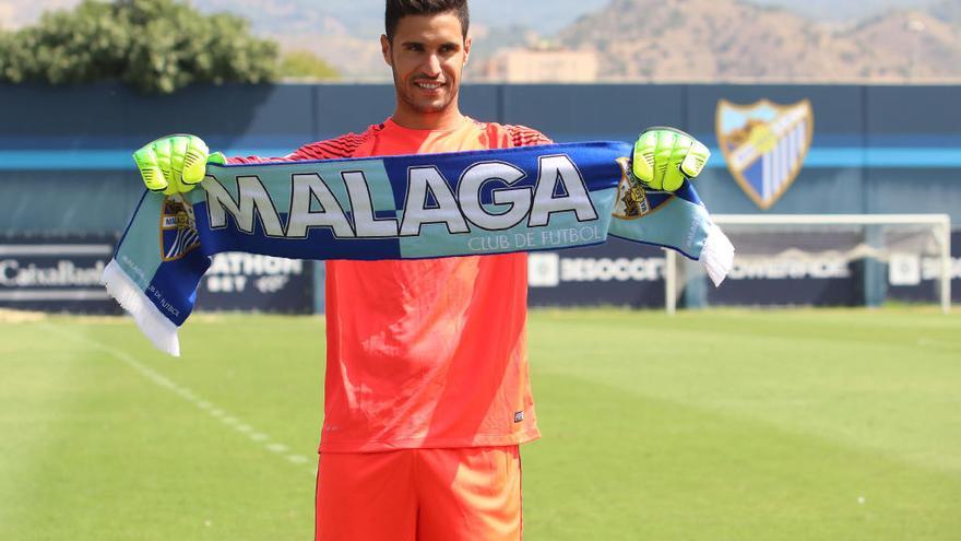 Munir, nuevo portero del Málaga CF, posa con la bufanda blanquiazul en el Anexo de La Rosaleda, ayer.