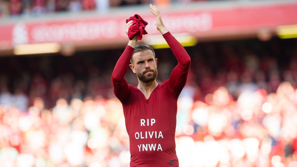 Jordan Henderson luce una camiseta en recuerdo de Olivia Pratt-Korbel, una niña de 9 años asesinada en Liverpool el martes cuando un hombre armado perseguía otro.