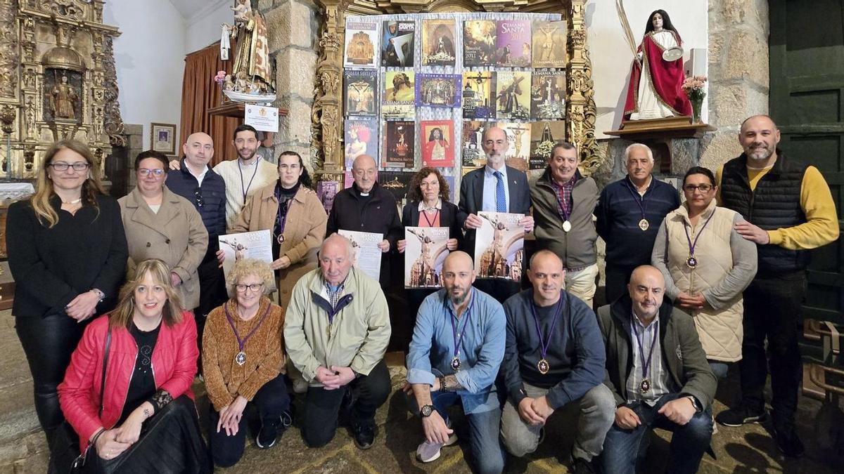 Parte del cabildo de la Santa Casa con miembros del gobierno municipal, en la presentación del programa de la Semaana Santa de Baiona.