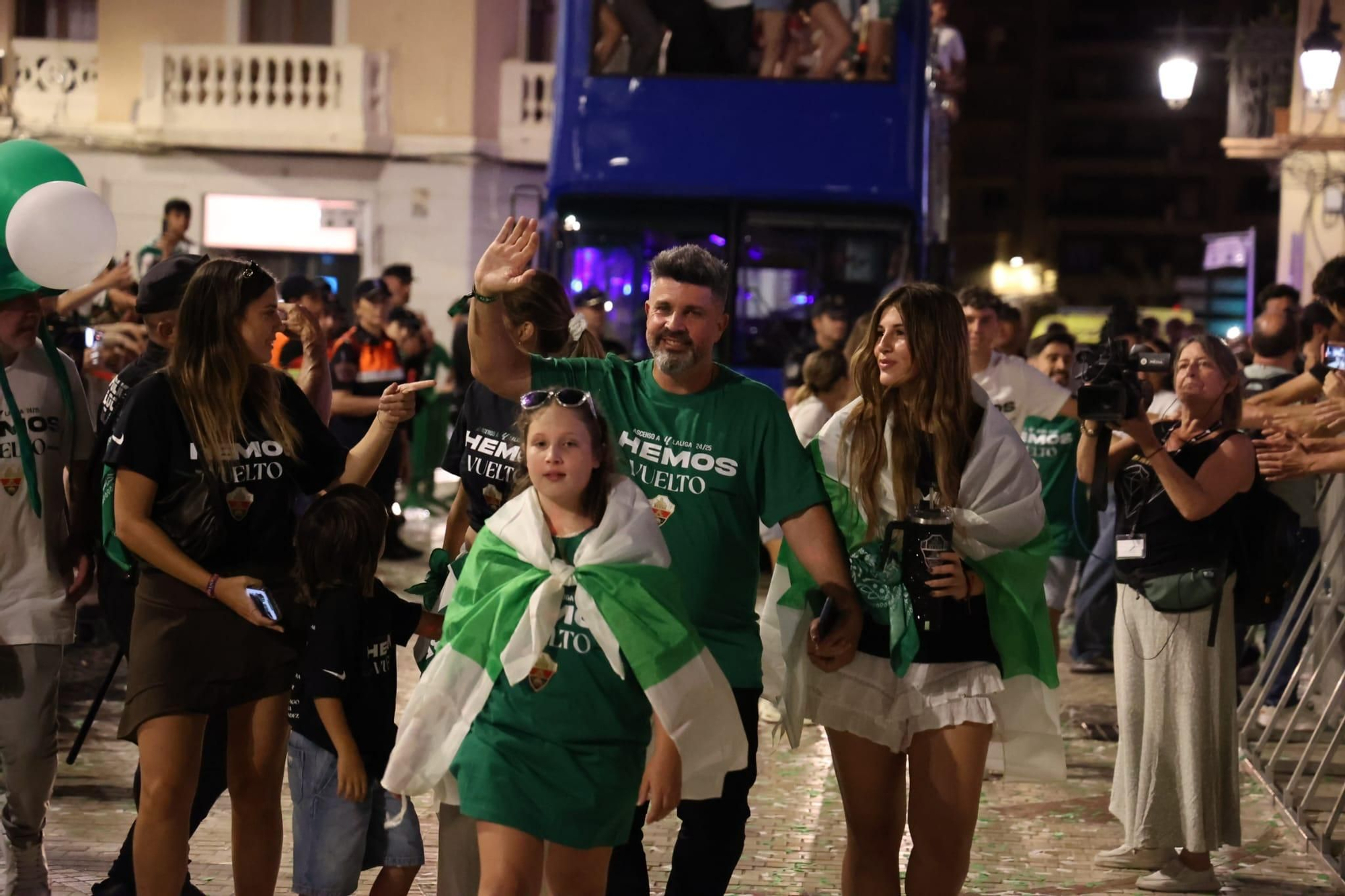 El Elche CF celebra el ascenso a Primera con una rúa en autobús hasta la Plaça de Baix