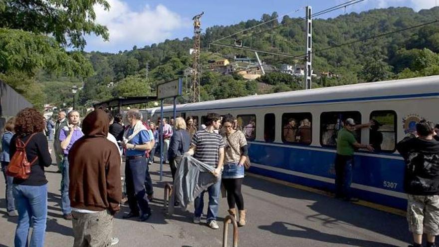 Viajeros del Tren de la Biosfera, en el apeadero de San Vicente.