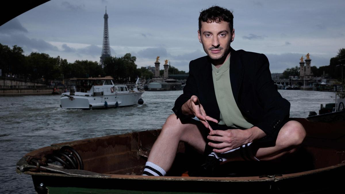 El director artístico de la ceremonia de París 2024, Thomas Jolly, en el río Sena, escenario de la fiesta inaugural.
