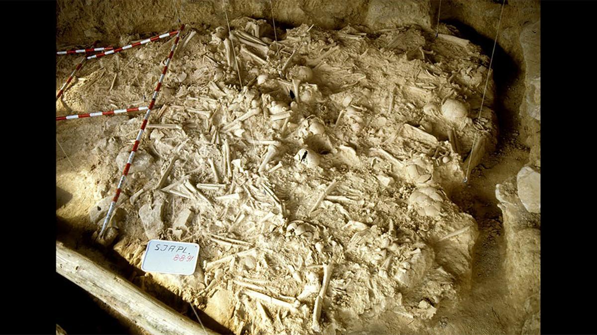 Los huesos de al menos 338 muertos yacen en esta fosa común neolítica en España.
