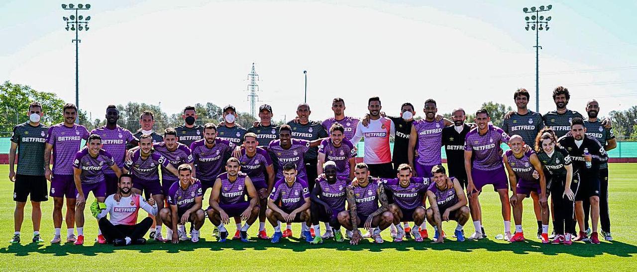 Foto de la plantilla en el último entreno de la temporada.