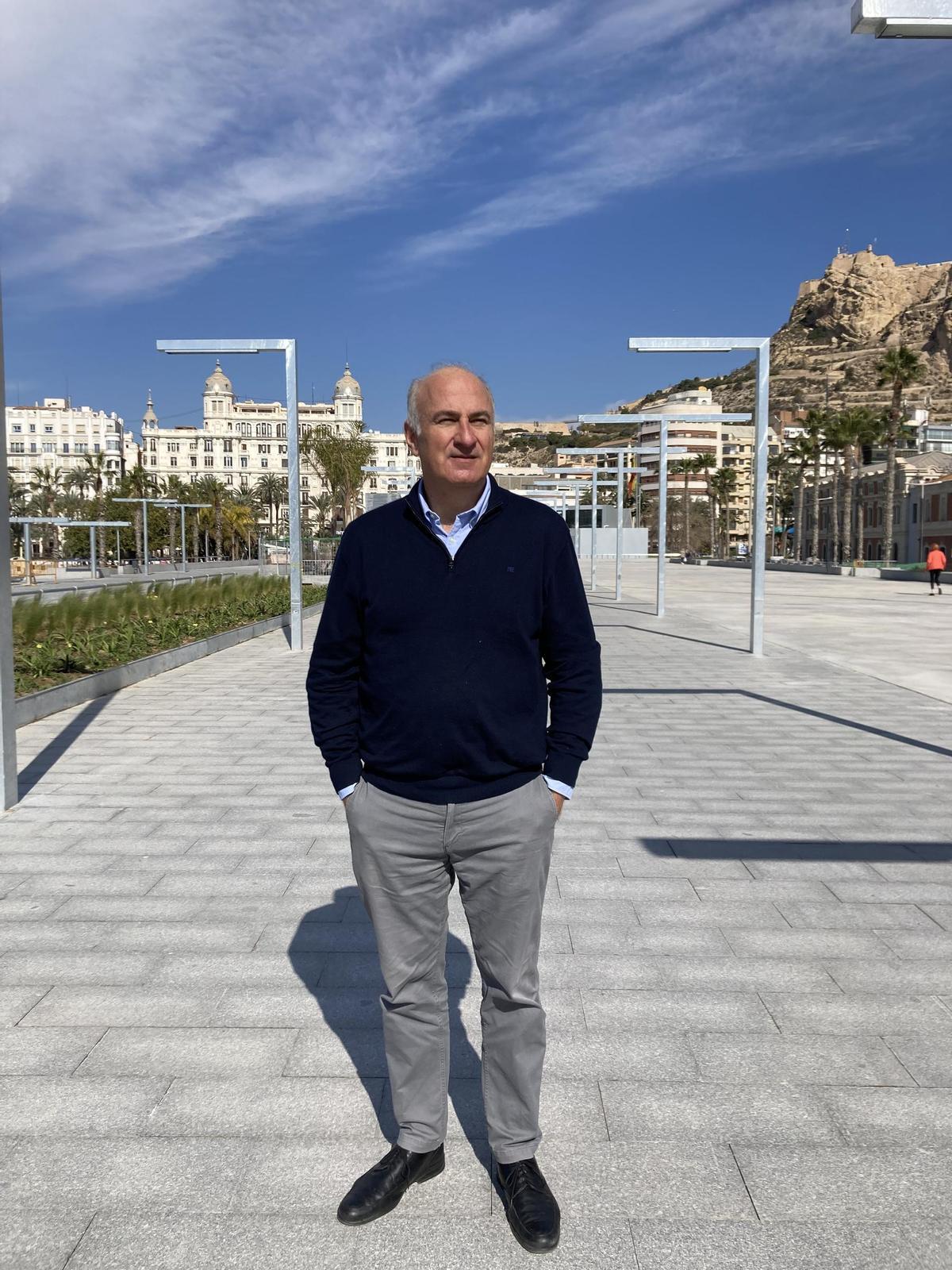 Fernando Benzo, en la explanada del Puerto de Alicante