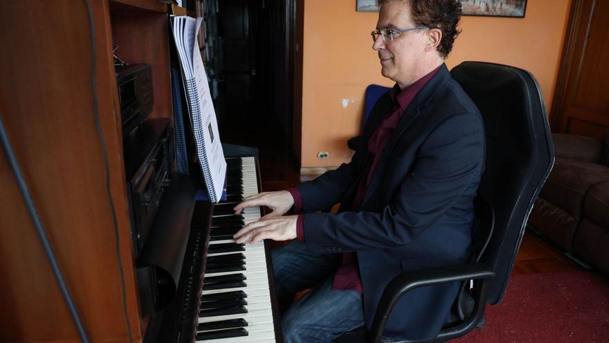 Eduardo Soutullo, en el piano de su hogar en Vigo. | Alba Villar