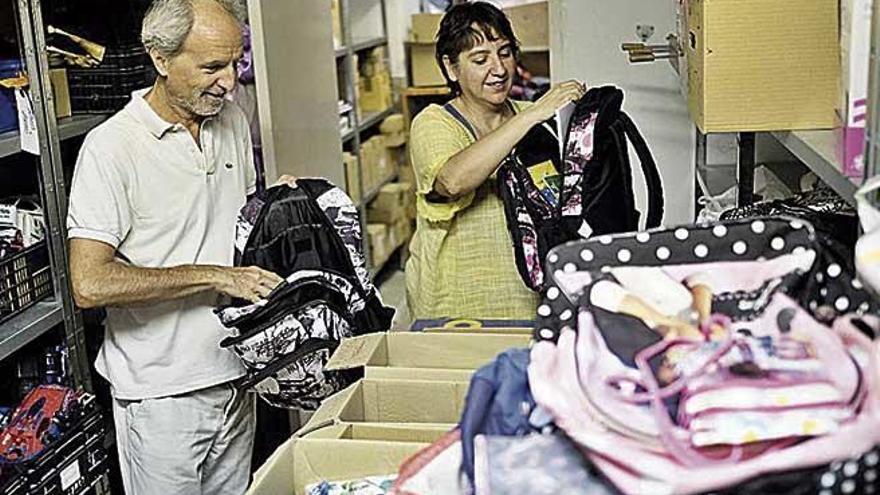 Los voluntarios revisan el material donado y organizan los lotes segÃºn la edad de los escolares. Las donaciones se pueden seguir haciendo todo el aÃ±o.