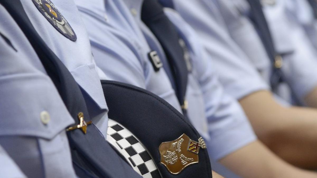 Detalle de los uniformes de los agentes de la Guardia Urbana de L'Hospitalet