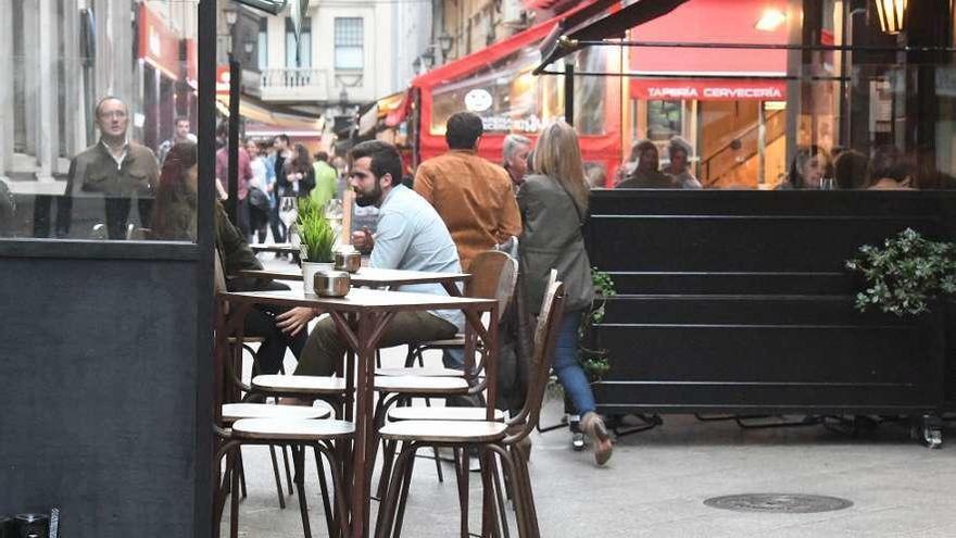 Terrazas de hostelería en una céntrica calle de la ciudad, antes de la ordenación singular de espacios.