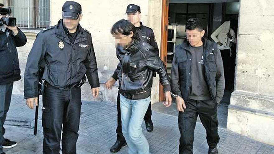 El detenido por violar a su hijastra de 11 años, acusado de agresión sexual (a la derecha, de negro), ayer en el juzgado de Palma rumbo a la cárcel.