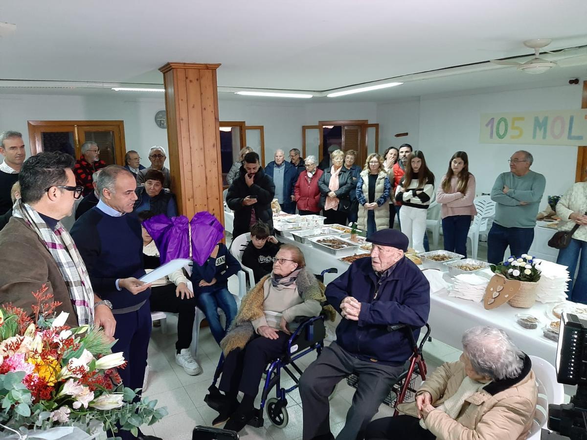 El alcalde Martí Torres le ha hecho entrega de una escultura de un 'dimoni' y un ramo de flores