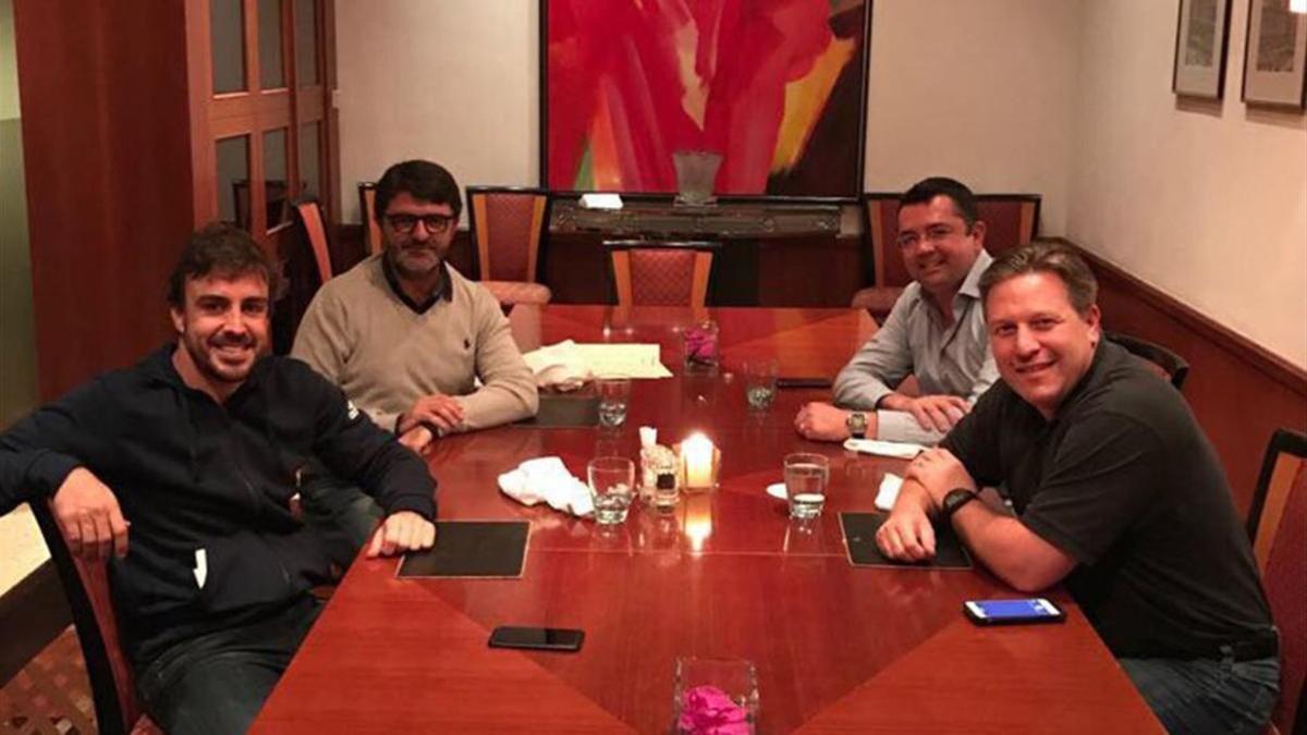 Alonso y su manager, con Brown y Boullier, de cena en Shanghai