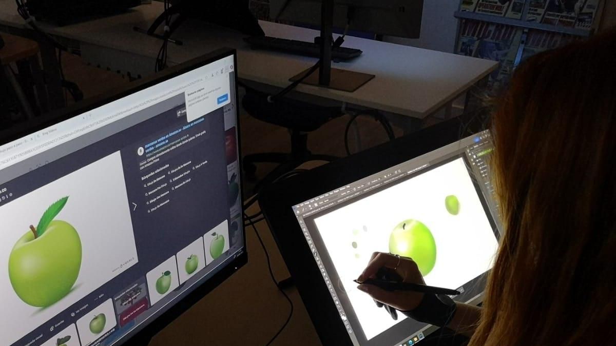 Una alumna durante el curso de animación.