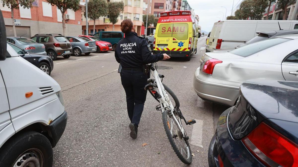 Avda. Francia. Accidente, un ciclista se empotra por detras contra una furgoneta parada por maniobra para estacionar.