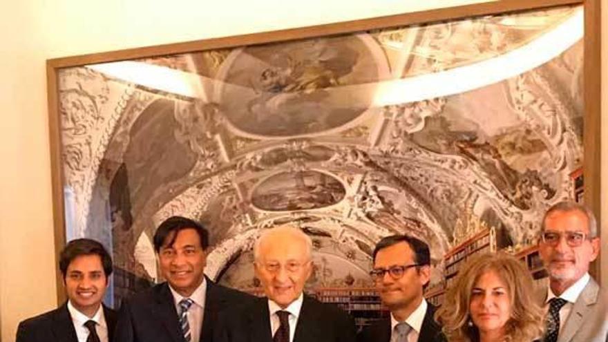 A la izquierda, Adytia Mittal y Lakshmi Mittal, con los representantes del grupo Marcegaglia del Gobierno italiano, tras la firma del contrato.