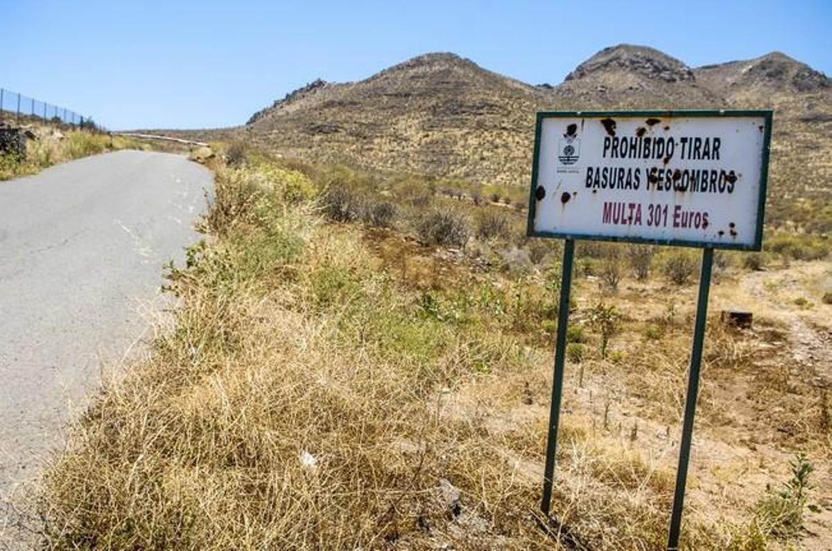 DEPOSITO CONTENEDORES DE BASURA Y VERTEDERO