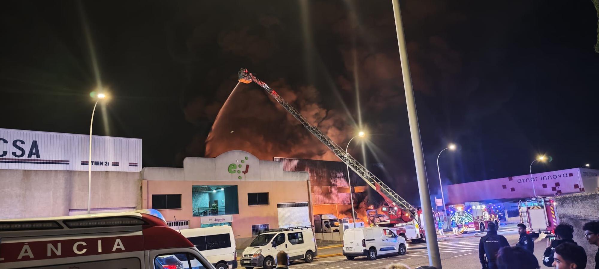 Galería de imágenes: Incendio en la Ciudad del Transporte de Castelló