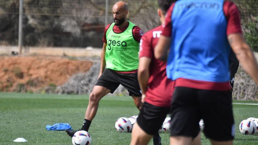 Mikel Rico controla el balón en un entrenamiento del equipo. | PRENSA FC CARTAGENA