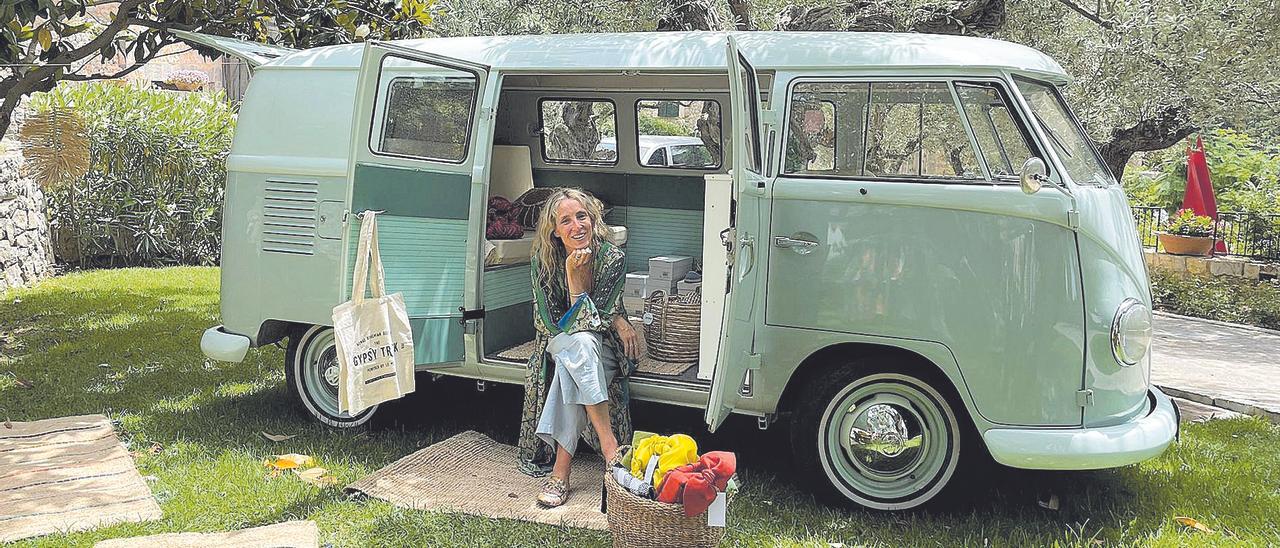 Natalia Puiggrós ante su caravana de moda bohemia Gypsy Truck en Deià