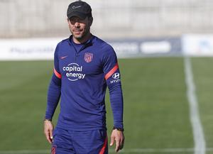 El técnico del Atlético de Madrid, Diego Pablo Simeone, luce la camiseta de entrenamiento con el patrocinador Capital Energy. 