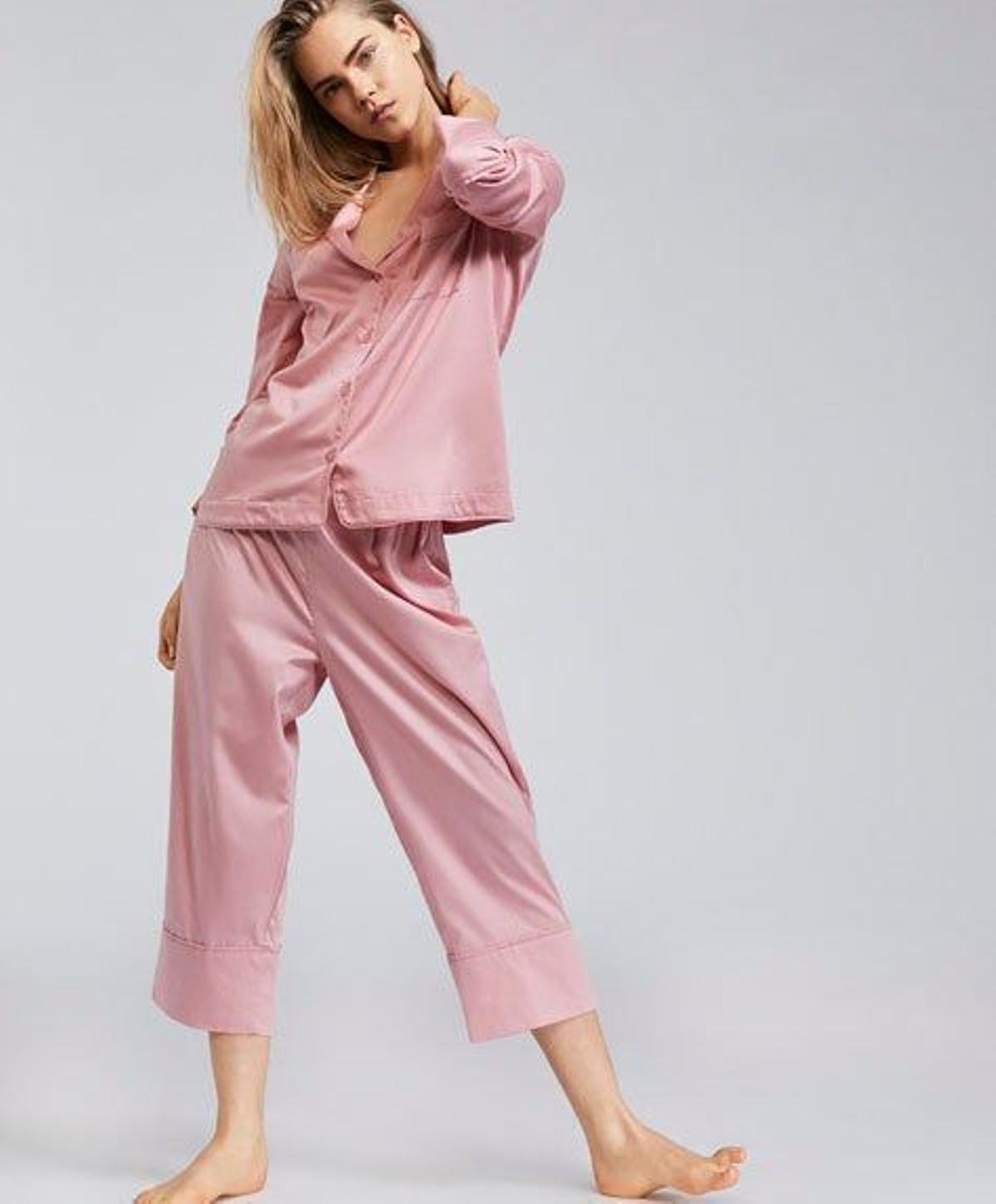 Pijama rosa de Oysho. (Precio: 45,98 euros)