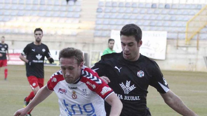 Carrillo presiona a un rival, ayer.