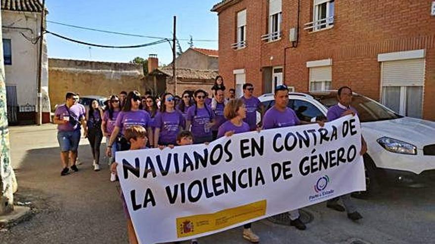 Navianos contra la violencia de género en la marcha de ayer.