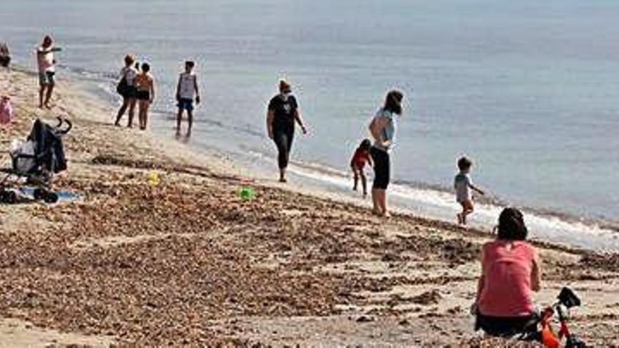 Imagen de Platja d&#039;en Bossa. Por el momento sólo está permitido pasear y jugar en la playa, pero no el baño.