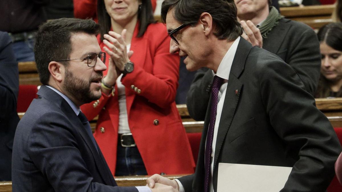 Pere Aragonès saluda Salvador Illa, divendres, al Parlament de Catalunya. | QUIQUE GARCÍA / EFE