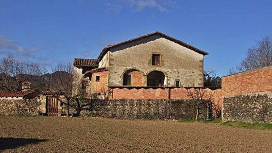 El mas Jonquer forma una illa rural enmig de les cases del nucli urbà.