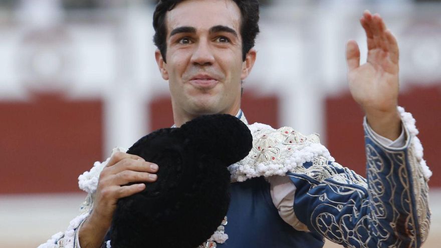Tomás Rufo, saludando a la afición en la plaza de El Bibio. | MARCOS LEÓN