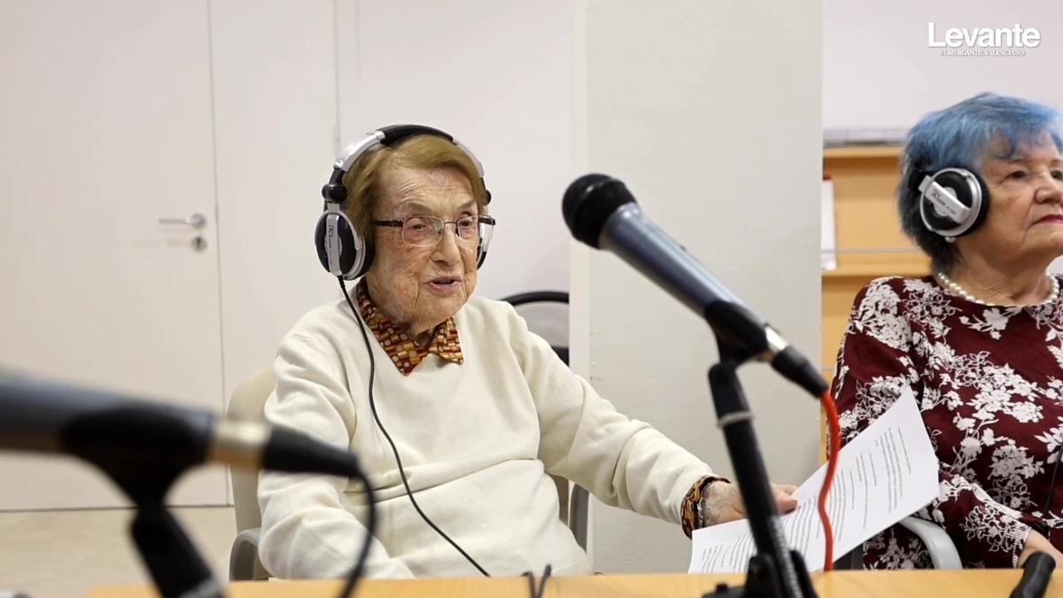 Una anciana centenaria gana premios con su podcast desde la residencia