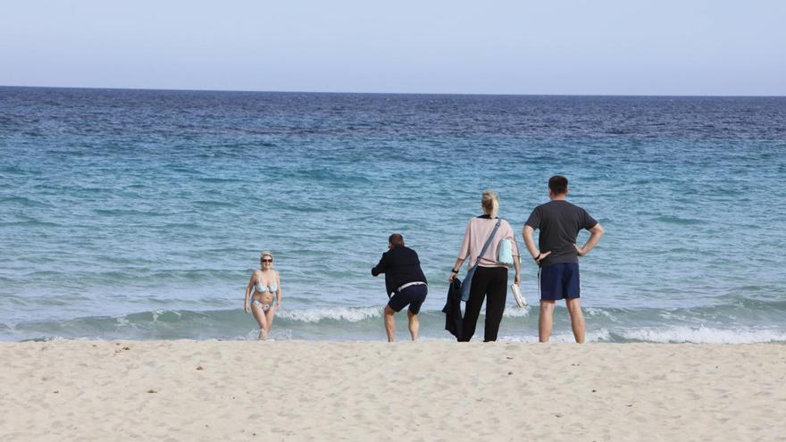 Ein tapferer Badegast am Strand der Playa de Muro.