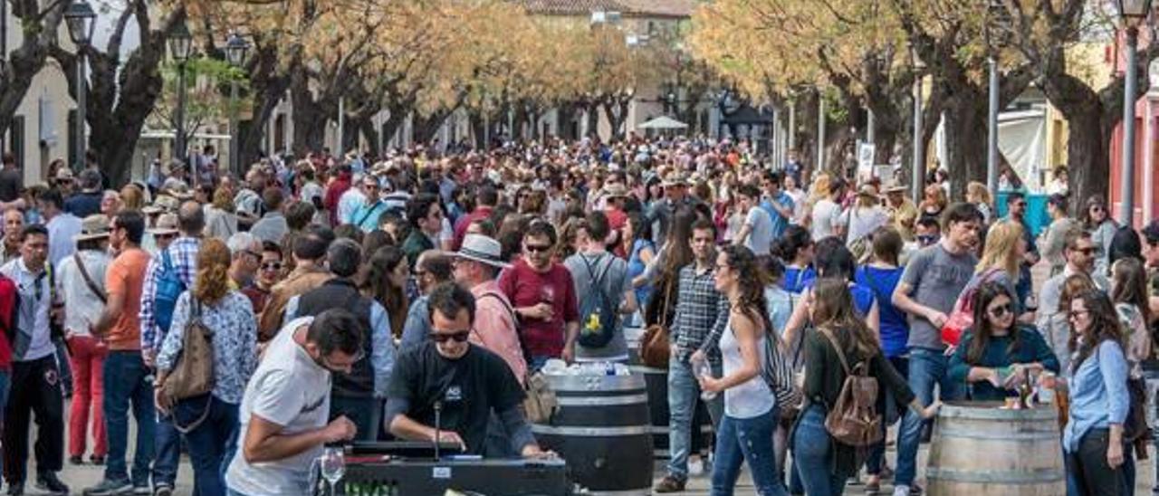 Terres dels Alforins muestra su poder vinícola con una multitudinaria feria