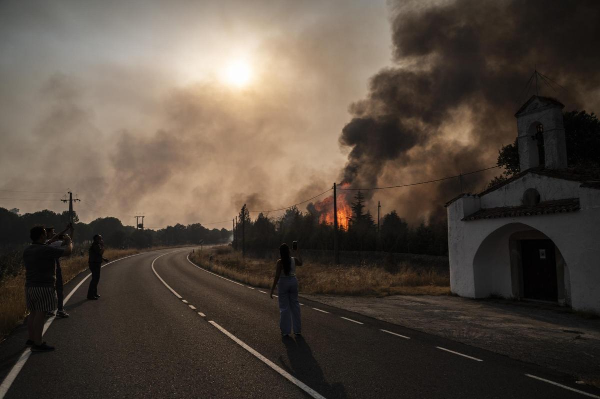 FOTOGALERÍA | Las imágenes del incendio de Arroyo de la Luz