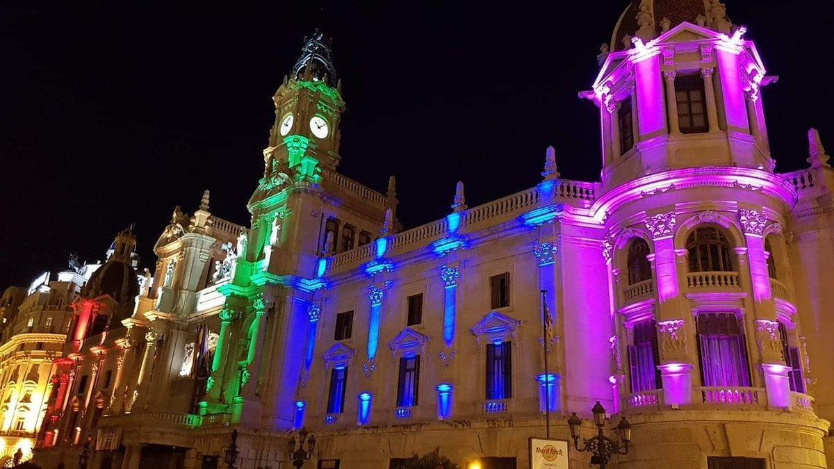 El Ayuntamiento de València iluminado con los colores del arcoíris.