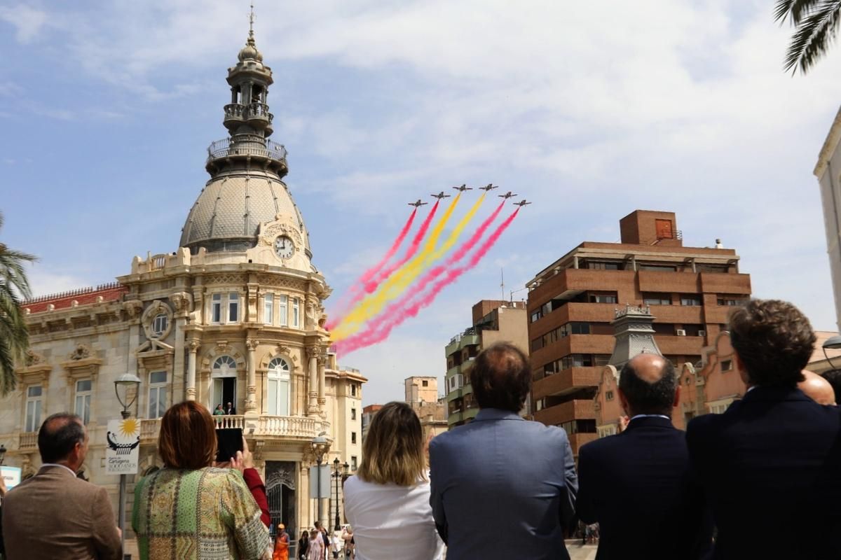Los aviones de la Patrulla Águila sobrevuelan el Ayuntamiento de Cartagena