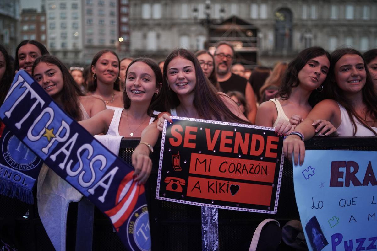DePol, Chiara Oliver, Enol, Adexe y Nau, Chema Rivas, Daniela Blasco, La Beba, Lola Tuduri, César AC y Pikete, además del dúo local AWY, convirtieron la plaza de María Pita en una gran pista de baile.