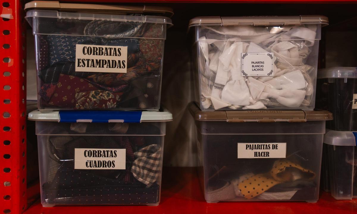 En la sastrería de Tania hay cajas específicas de corbatas, pajaritas, cinturones...