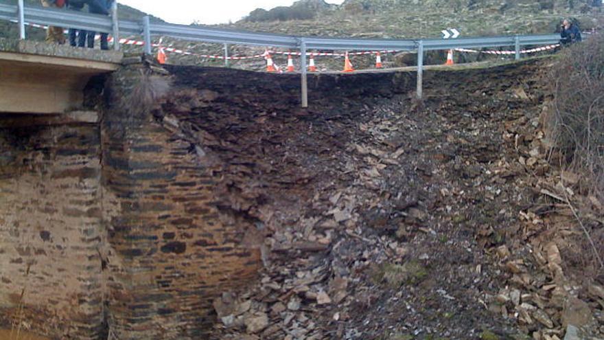 Aspecto que presenta el tramo de la carretera conocido como Puente de Joyalada o de los Infiernos, donde se produjo el derrumbe.