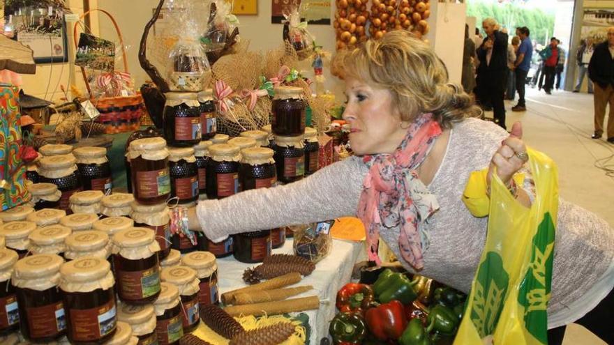 La productora María Jesús González, en una edición anterior de la Feria de la miel de Boal.